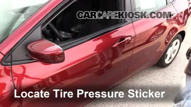 2015 Dodge Dart SXT 2.4L 4 Cyl. Pneus et roues Vérifier la pression des pneus